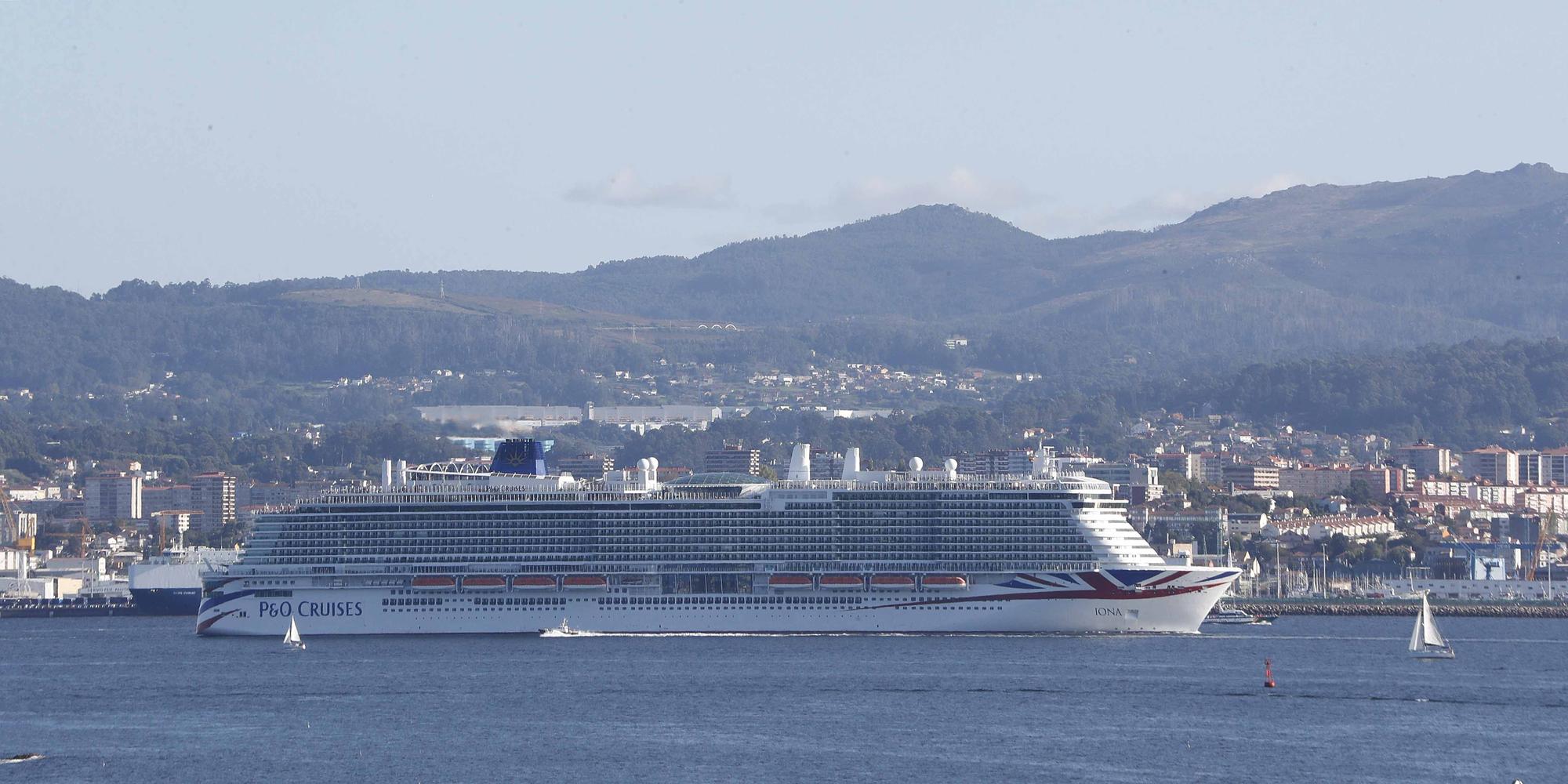 Miles de cruceristas desembarcan en Vigo