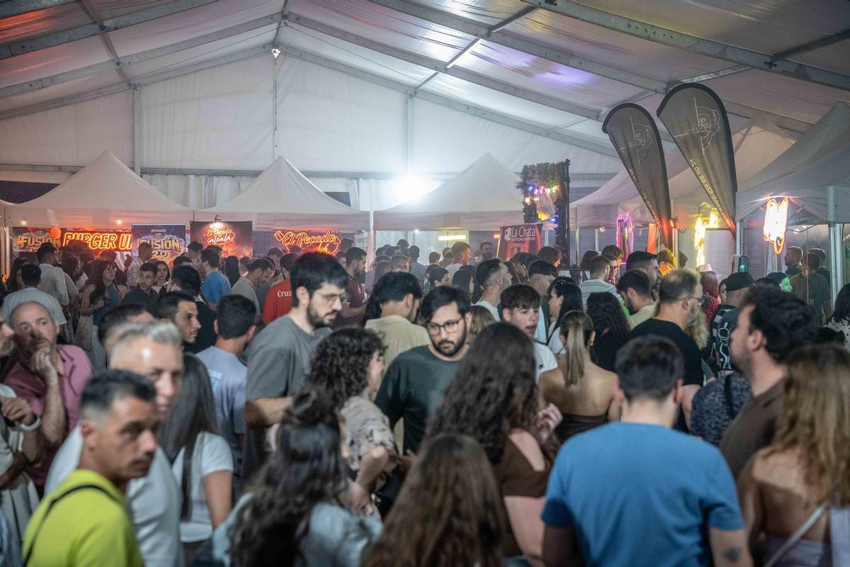 Hamburguesas y ambientazo a los pies del acueducto de los Milagros.