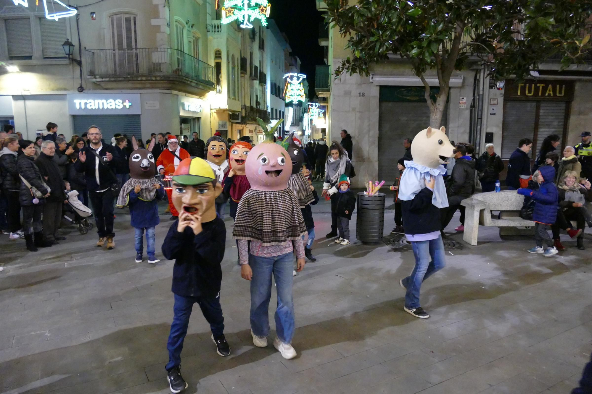 Figueres estrena sis nous capgrossos amb una cercavila pel centre de la ciutat