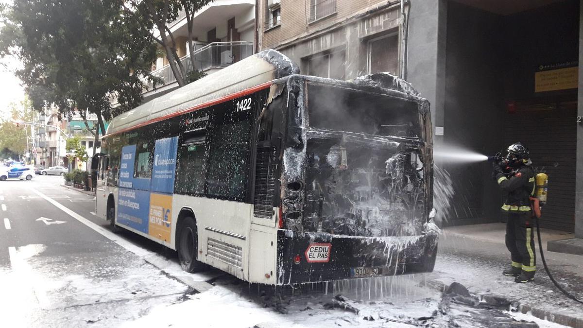 Un bombero, en la extinción del autobús.