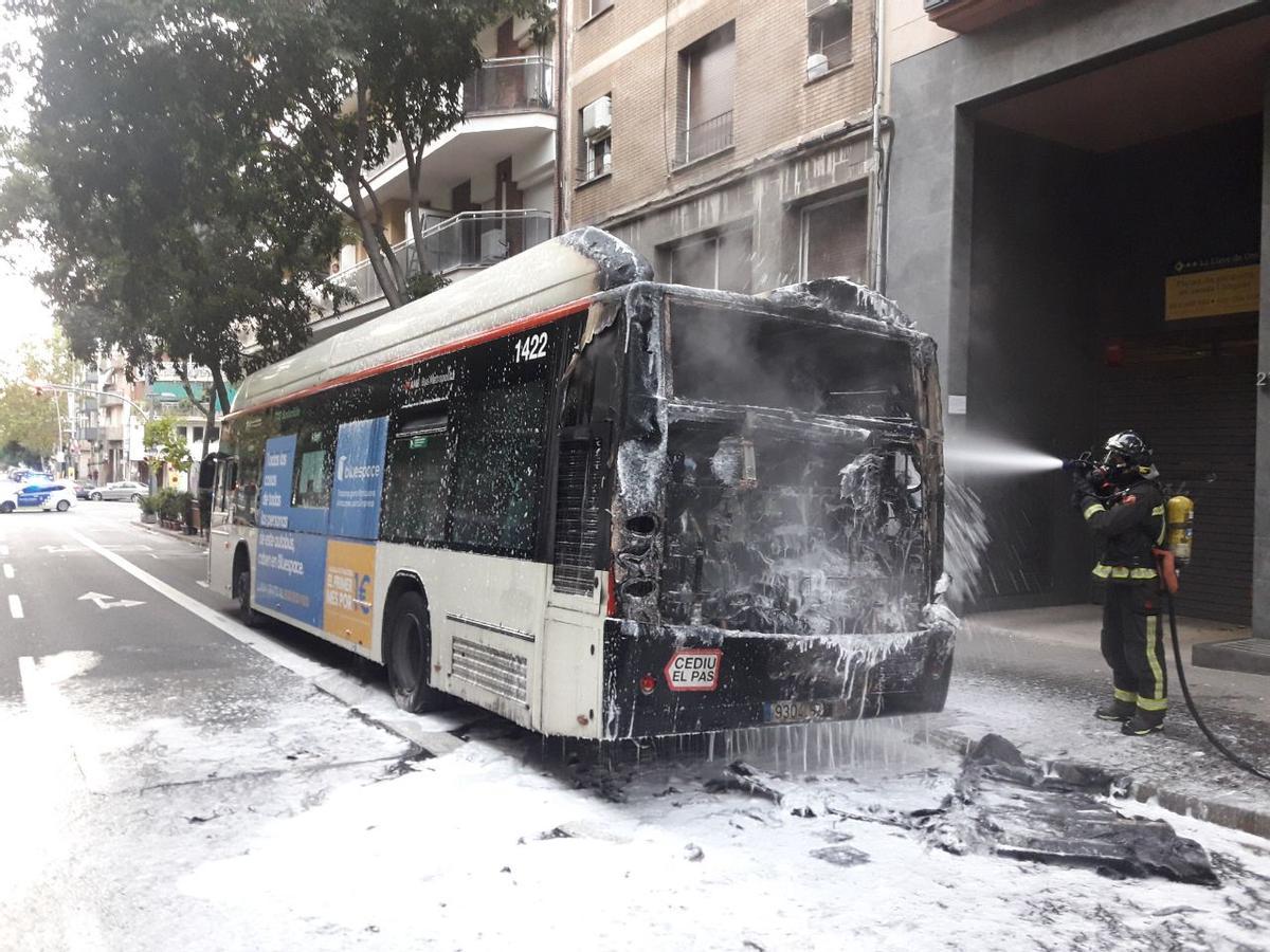 Espectacular incendi d’un autobús de la línia D50 de Barcelona