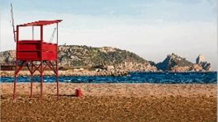 Foto d&#039;arxiu de la platja de l&#039;Estartit, amb les illes Medes al fons.