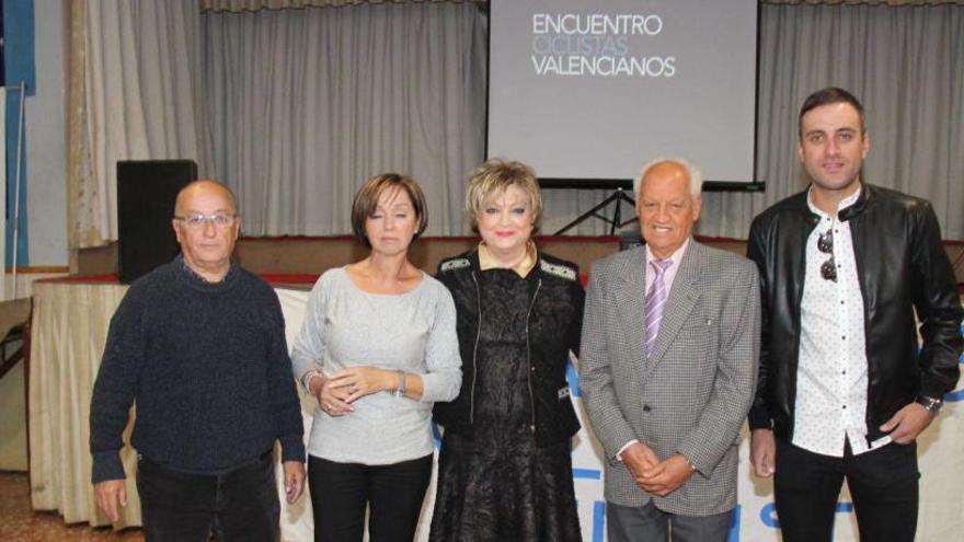 Raúl Alarcón recibe el homenaje del ciclismo de la Comunidad