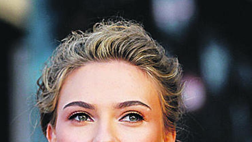 A Scarlett Johansson le dan una hermanita