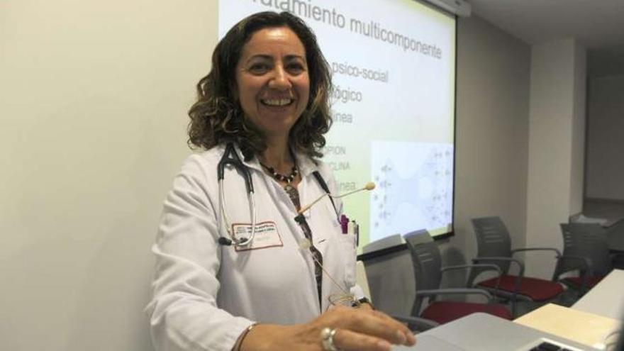 La doctora Julia Tábara, ayer en el congreso sobre tabaquismo que se celebró en A Coruña. / juan varela