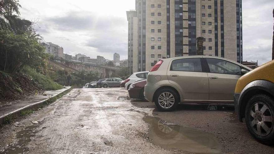 El vial entre Serafín Avendaño y Canadelo Baixo está lleno de socavones y se usa de parking. // C. Graña