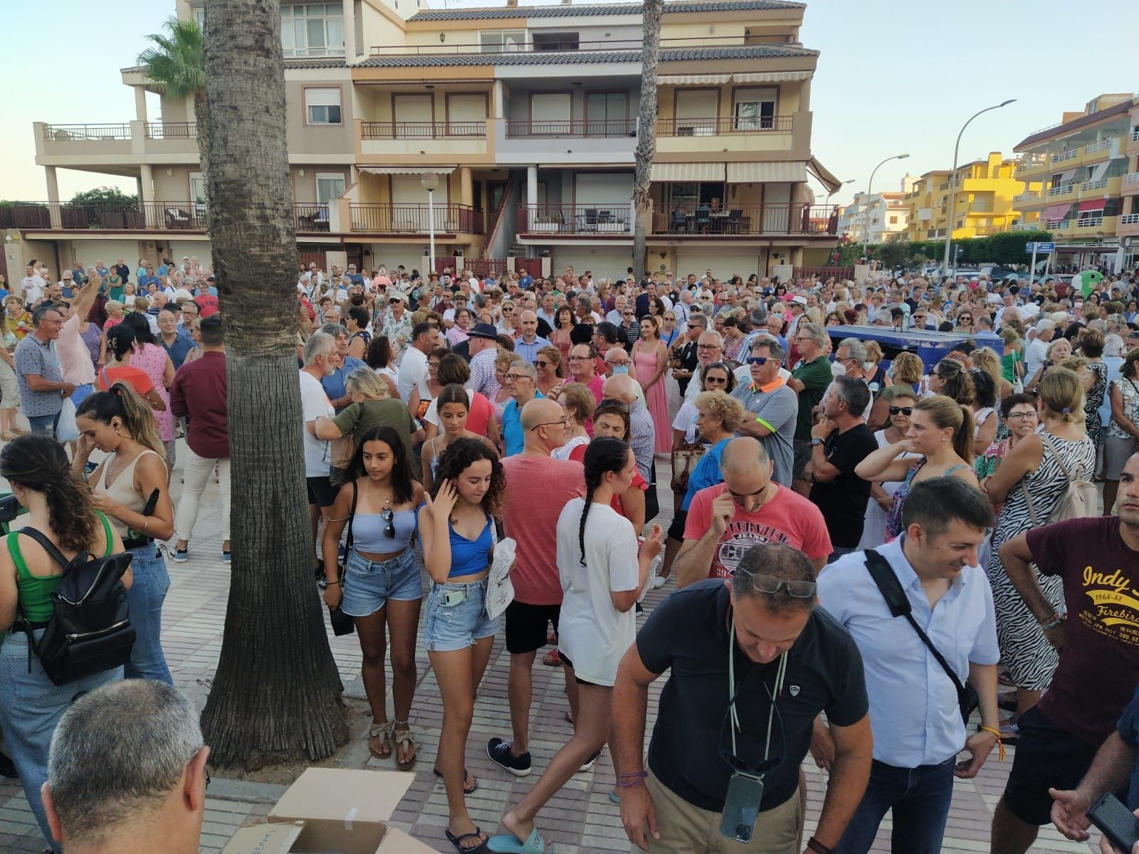 Miles de vecinos de los pueblos de la costa protestan contra los derribos en primera línea