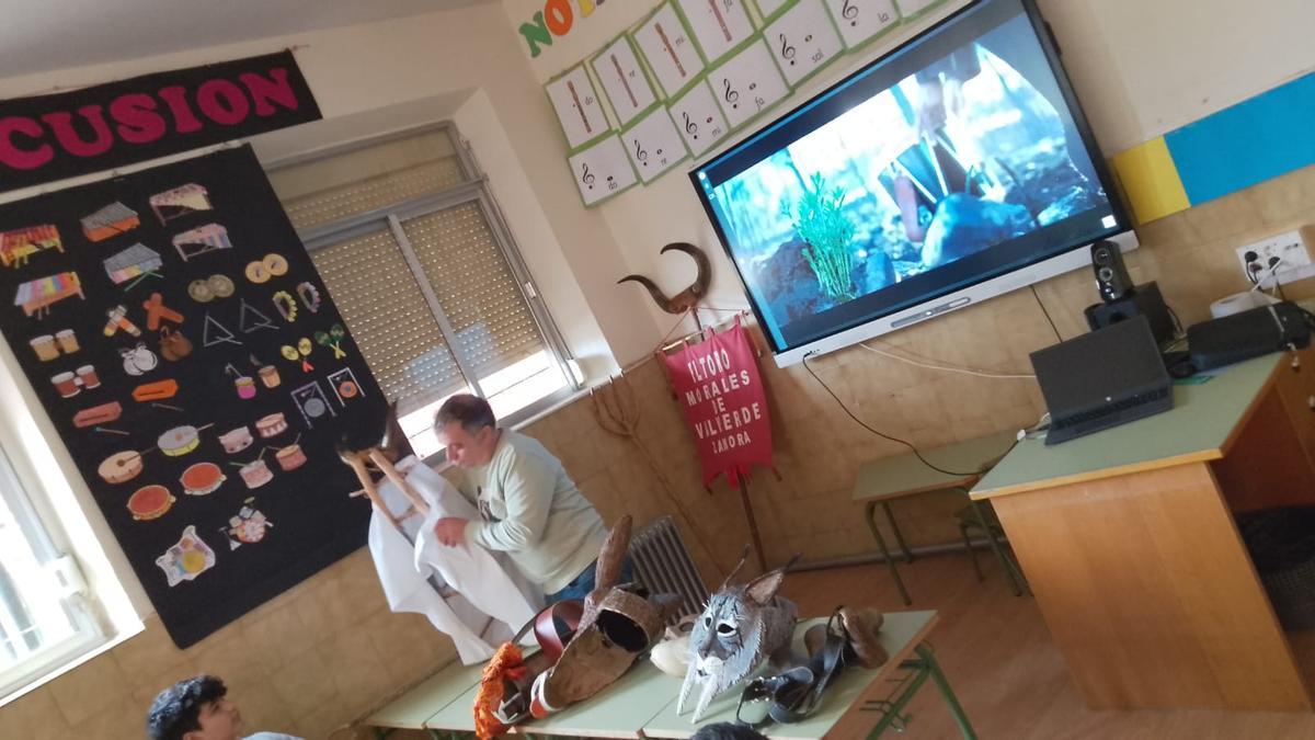 El Toro de Carnaval de Morales entra en las aulas