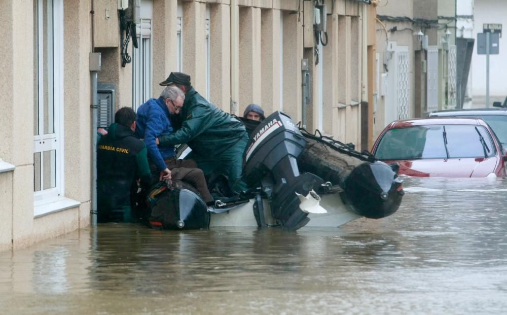 Evacuados en zodiac por las inundaciones de Sada