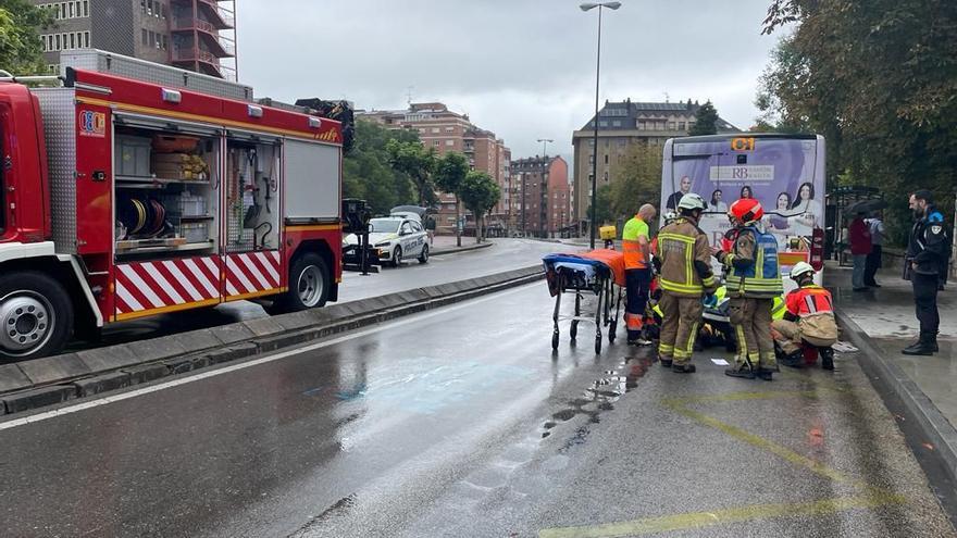 Herido un motorista tras chocar contra un autobús aparcado en Oviedo