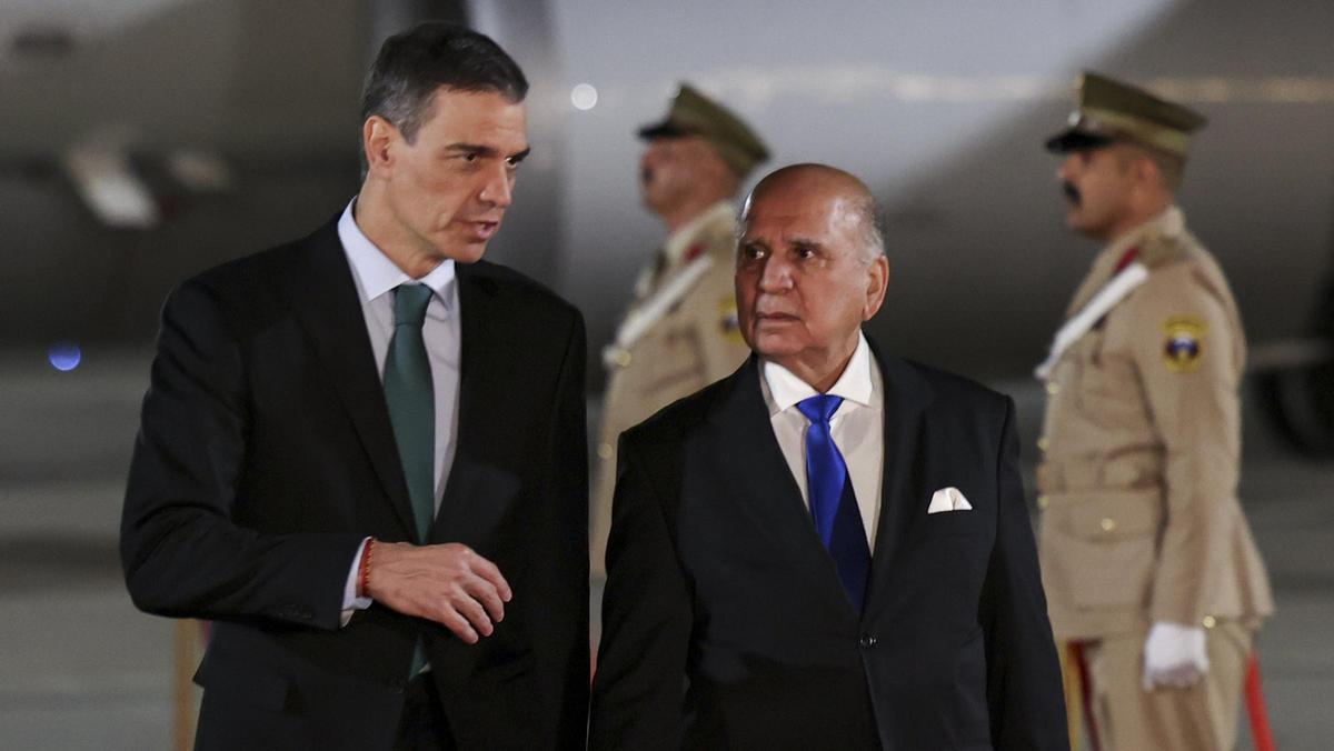 Pedro Sánchez, recibido por el ministro de Exteriores de Irak, Fuad Hussein, a su llegada a Bagdad.