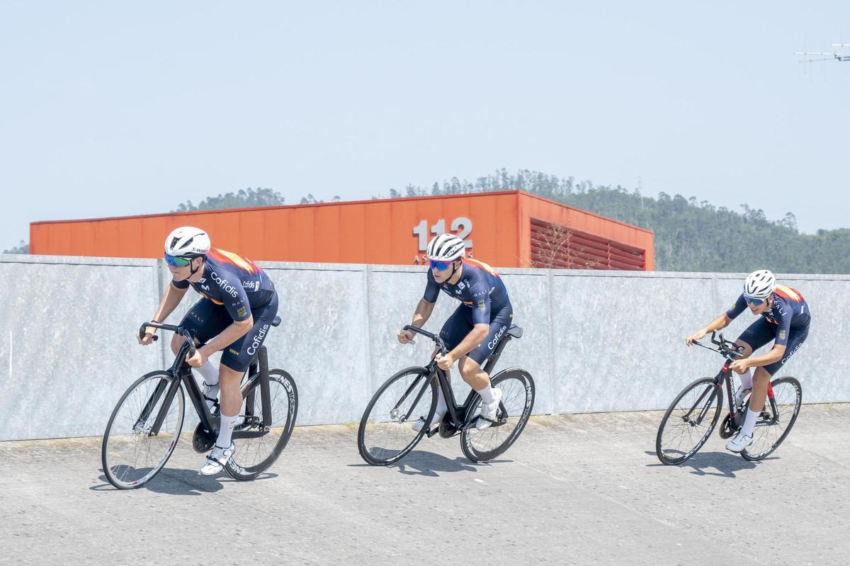 Los tres ciclistas asturianos especialistas en pista entrenándose en La Morgal