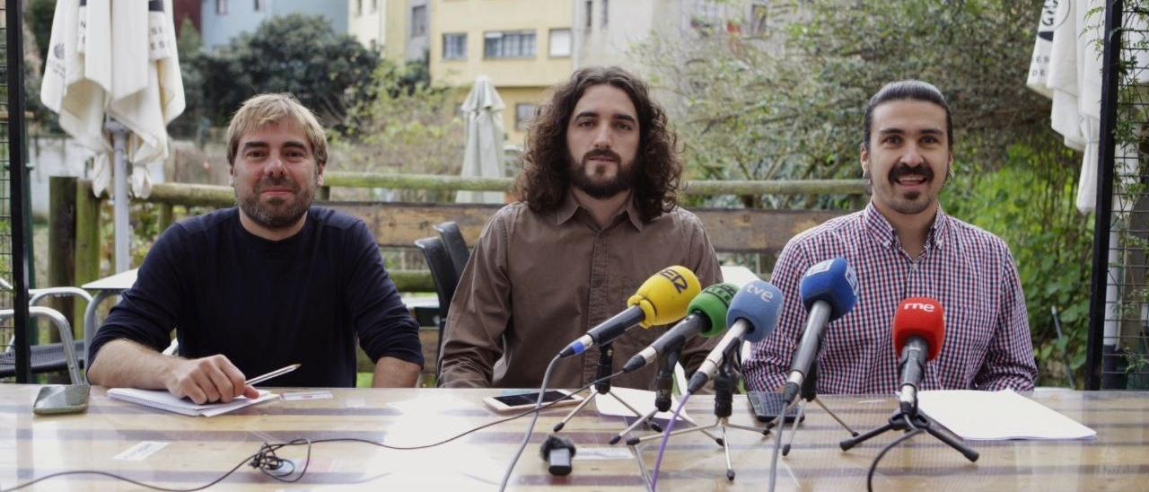 Jorge Fernández, en el centro, entre Daniel Ripa y Andrés Vilanova, en una imagen de archivo