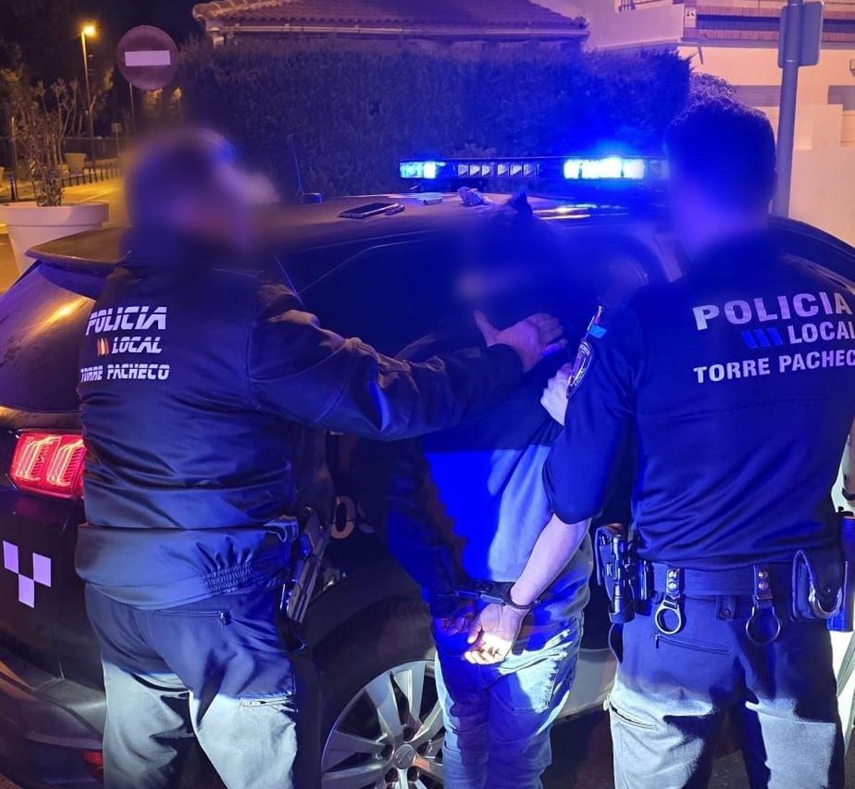 El individuo fue engrilletado por detrás, introducido en un vehículo policial y llevado al cuartel.