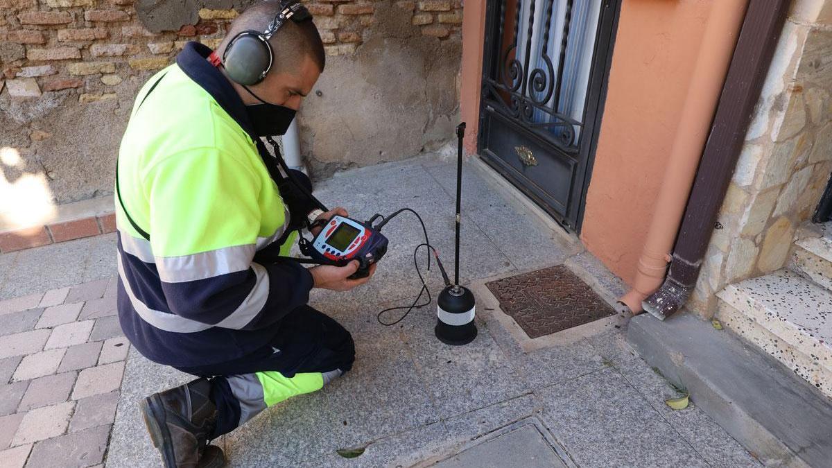 El oficio del buscafugas: persiguiendo el sonido el agua