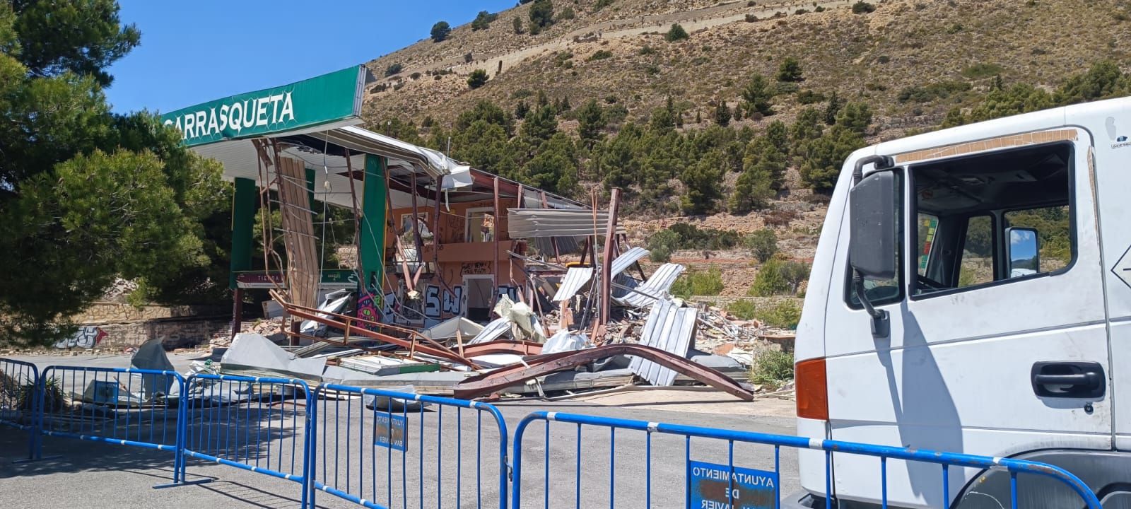 Demolición de la emblemática gasolinera de La Carrasqueta en Xixona