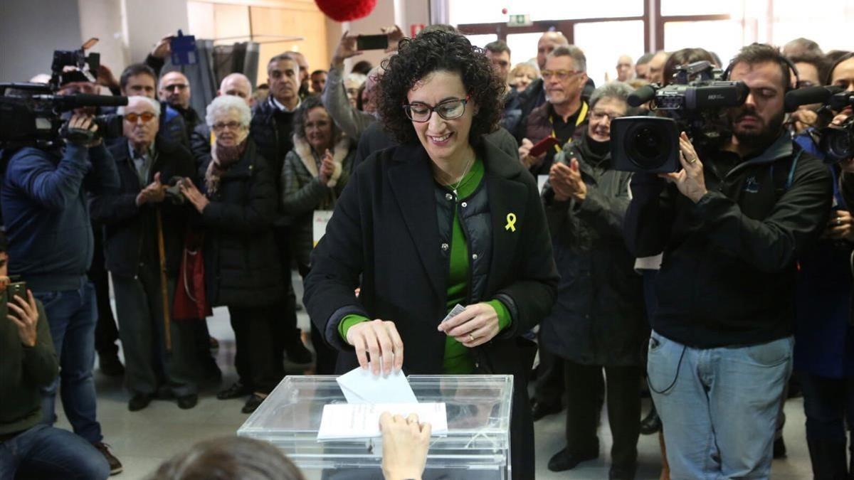 Marta Rovira votando en Vic.