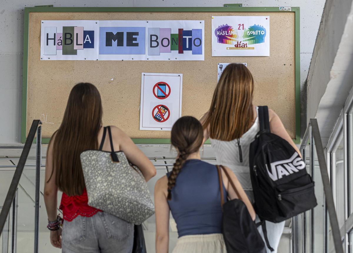 Carteles de prohibición de móviles en un instituto de la provincia de Alicante