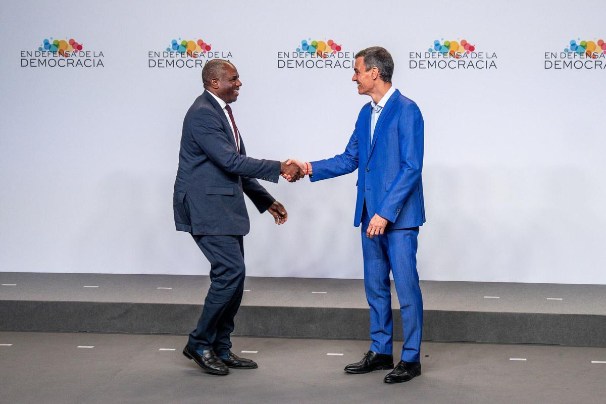 Pedro Sánchez saludando a David Lammy, Viceprimer Ministro del Reino Unido, en la IV Reunión “En Defensa de la Democracia”.