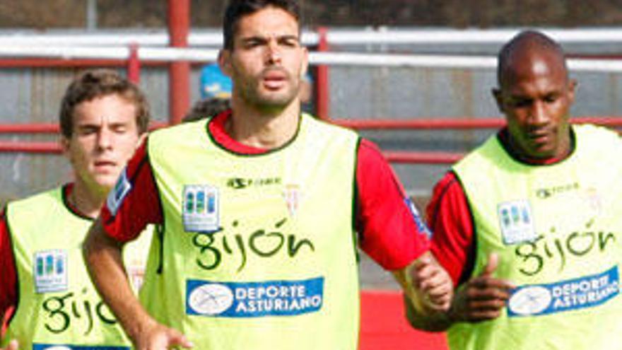 Botía corre en el entrenamiento de ayer junto a Juan Muñiz y Gregory.