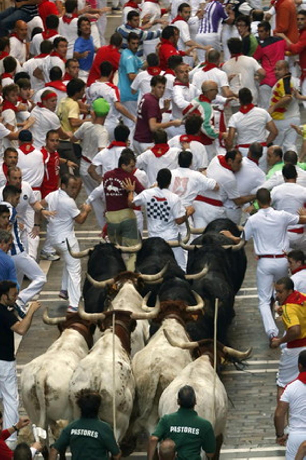 L’’encierro’ al seu pas pel carrer Estafeta.