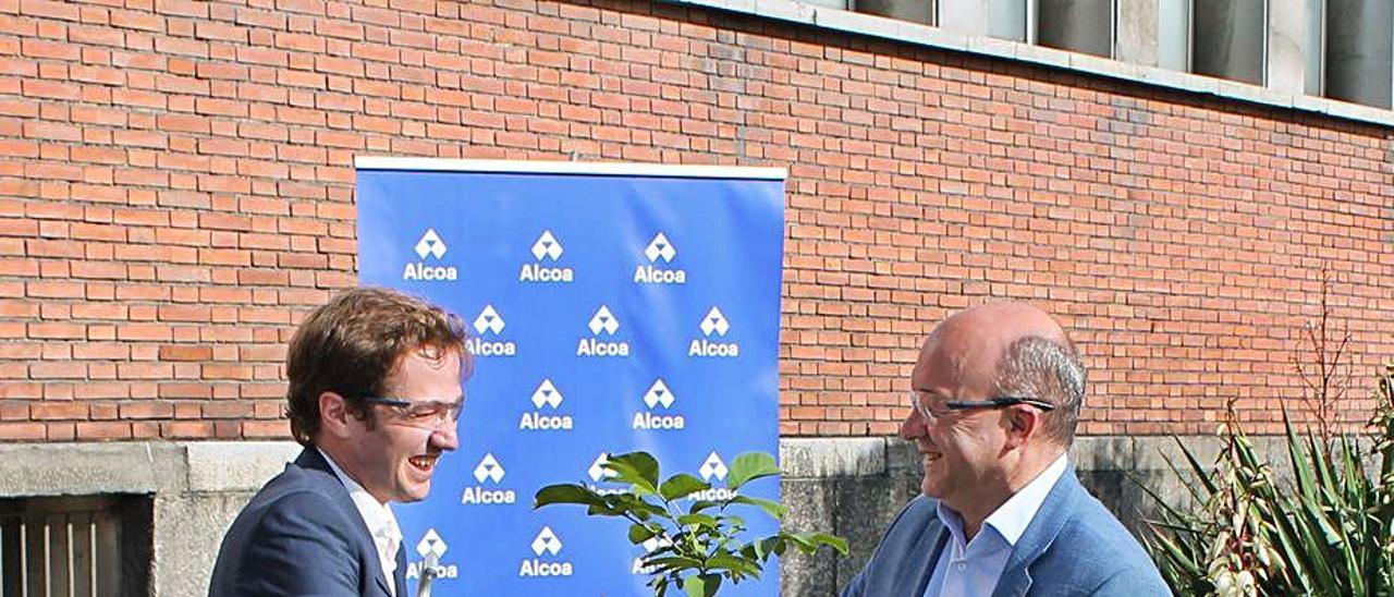 El actual presidente de Alcoa España, Álvaro Dorado, y Javier Menéndez, el exdirector de Alcoa Avilés en una imagen de archivo.