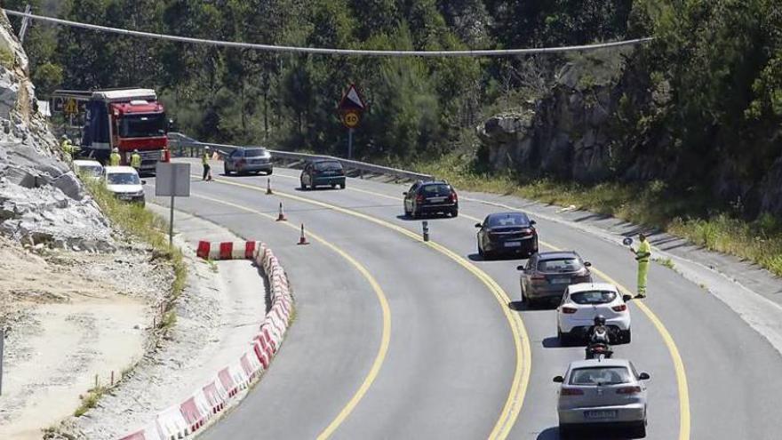 Desvío del tráfico ayer en el Corredor, entre el enlace de San Lorenzo y el viaducto da Moura, en Domaio. // Santos Álvarez