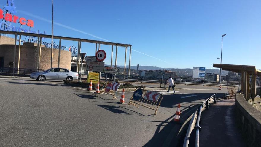 Corte de tráfico esta mañana del carril de entrada hacia Pontevedra en el puente de A Barca.