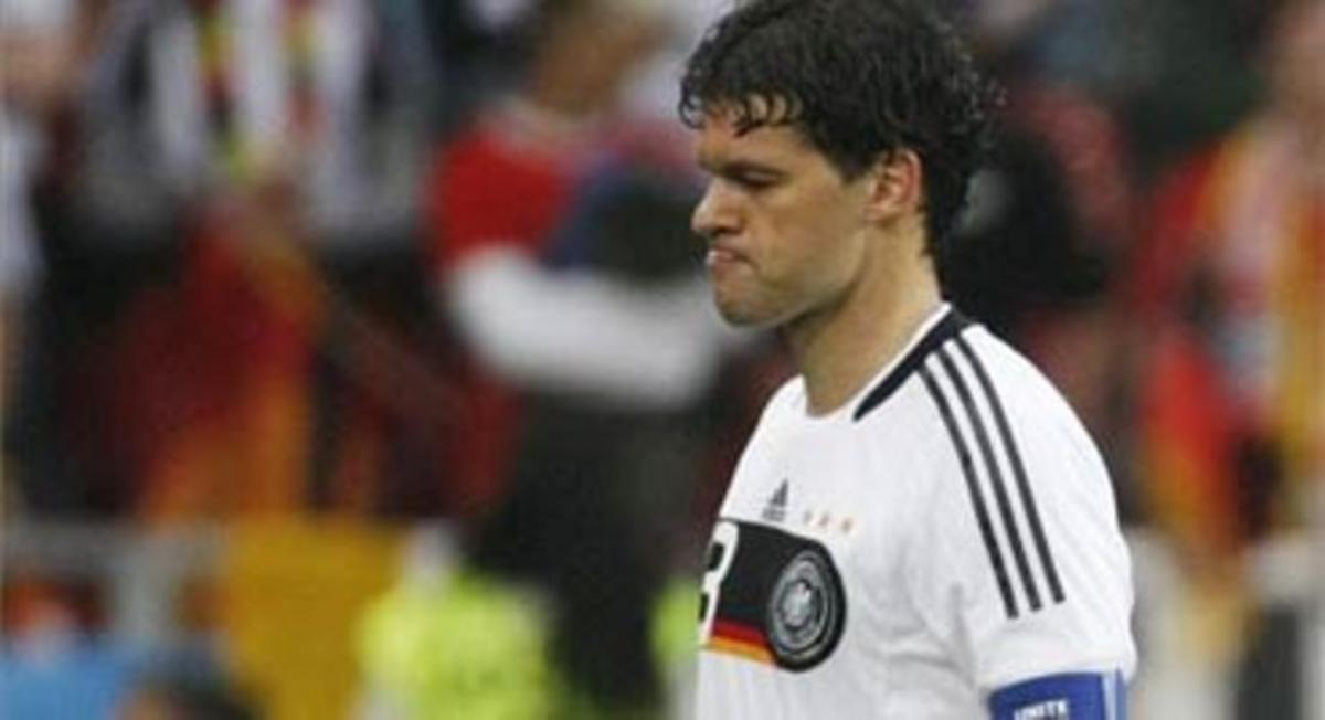 Ballack es retira del camp durant un partit de la primera fase de l’Eurocopa. Ballack es retira del camp durant un partit de la primera fase de l’Eurocopa.