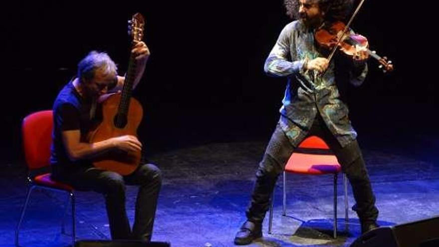 Un momento del concierto de Egozcue y Malikian.  // Gustavo Santos