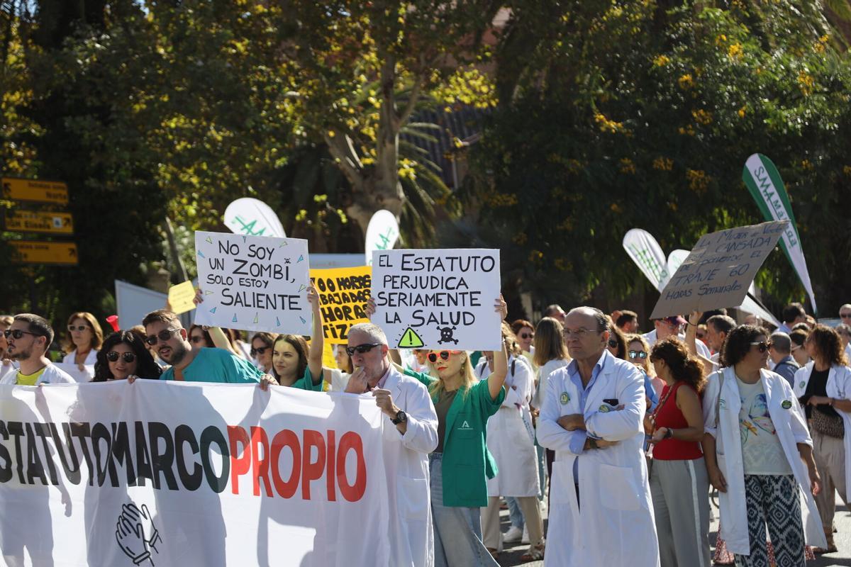 Un millar de médicos invaden en centro de Málaga en una nueva jornada de huelga