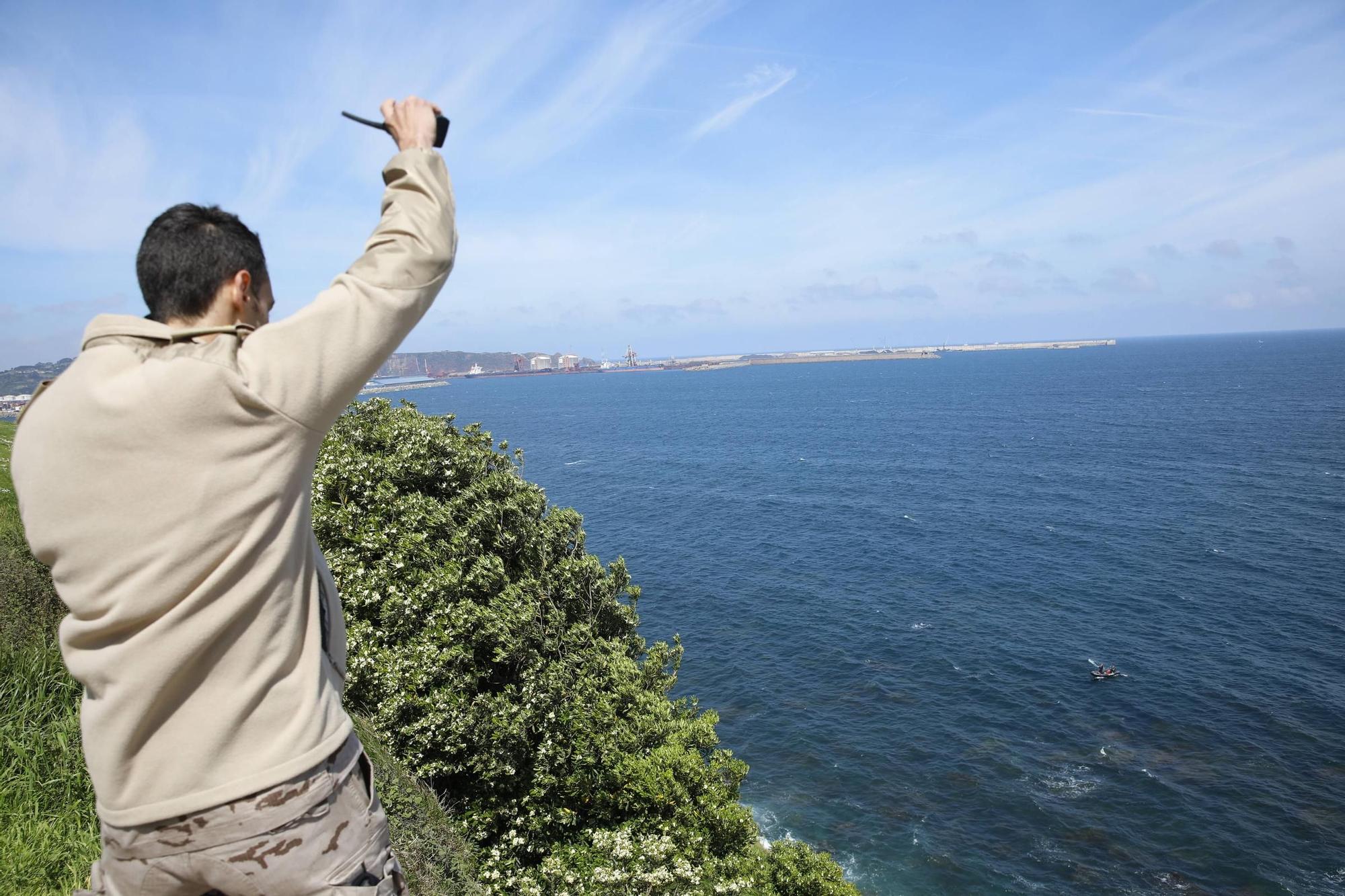 En imágenes: Así fueron las labores de desactivación de tres obuses en la costa de Gijón
