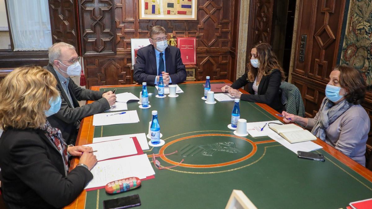 Imagen de la reunión que ha mantenido Ximo Puig con los responsables de Sanitat.
