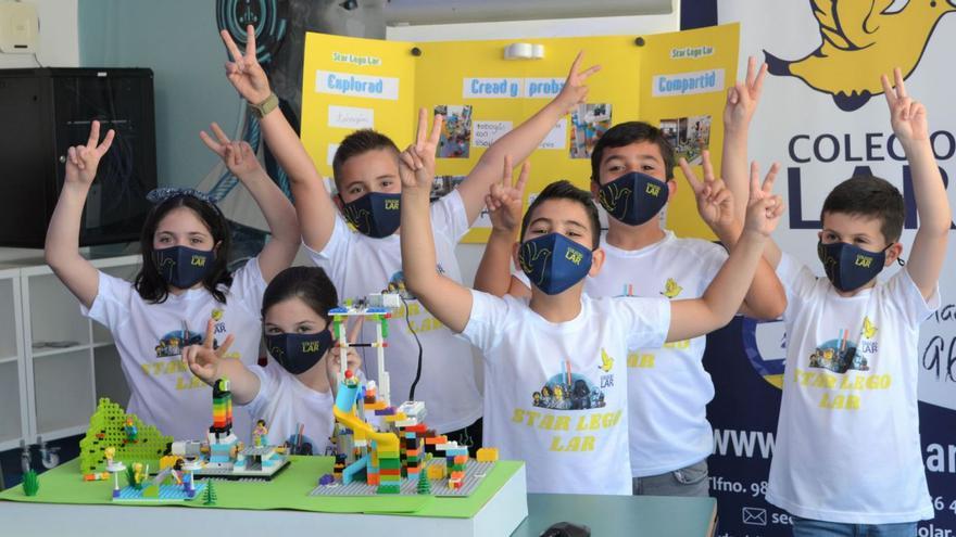 Alumnos del Colegio Lar celebran su premio en un concurso de robótica. |   // D.P.