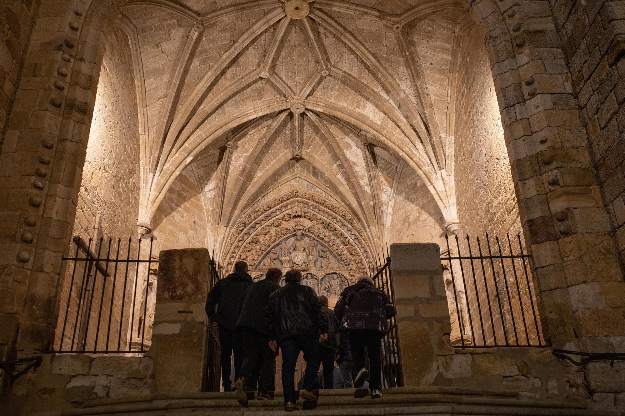 GALERÍA | Así brilla la iglesia de La Hiniesta brilla: concierto e iluminación, en imágenes