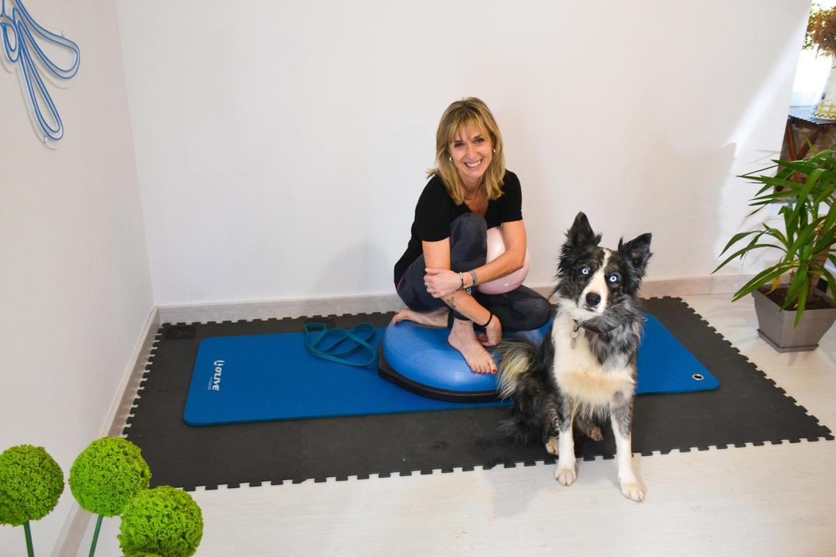 Amaia y su perro Klaus, en la zona habilitada en la casa desde la que realizar los ejercicios de Pilates y que emite on line.