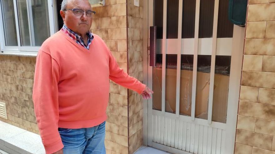 La explosión de un petardo revienta los cristales de una vivienda en la rúa Cega