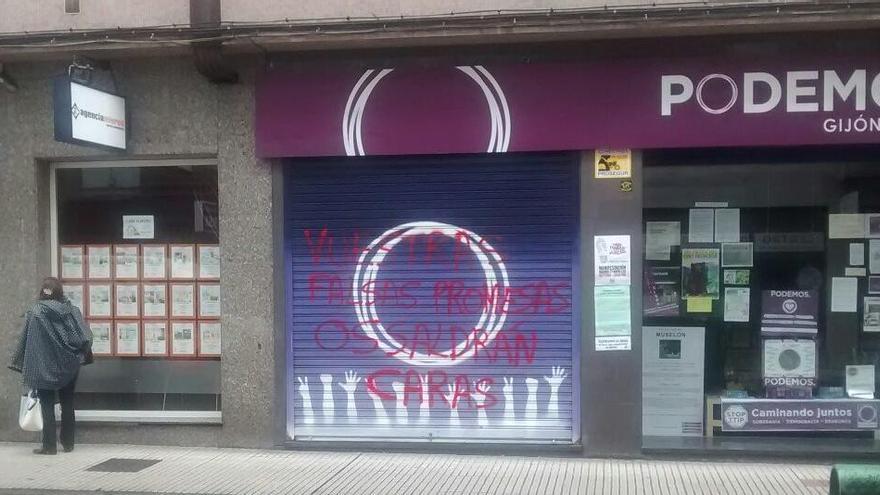 Pintada en la entrada de la sede local de Podemos.