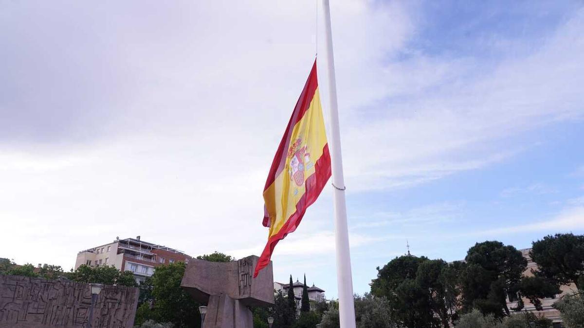 Izado de la bandera de España en Colón por el día de San Isidro.