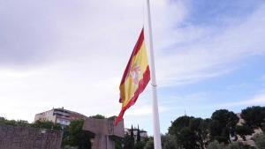 Izado de la bandera de España en Colón por el día de San Isidro.