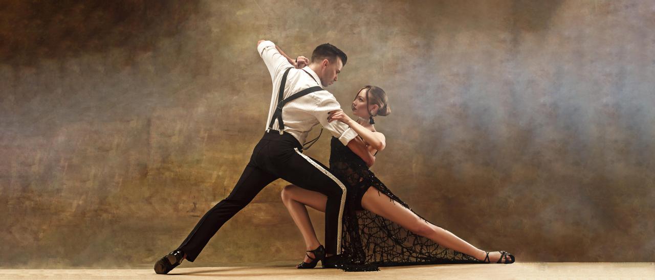 Pareja bailando tango.