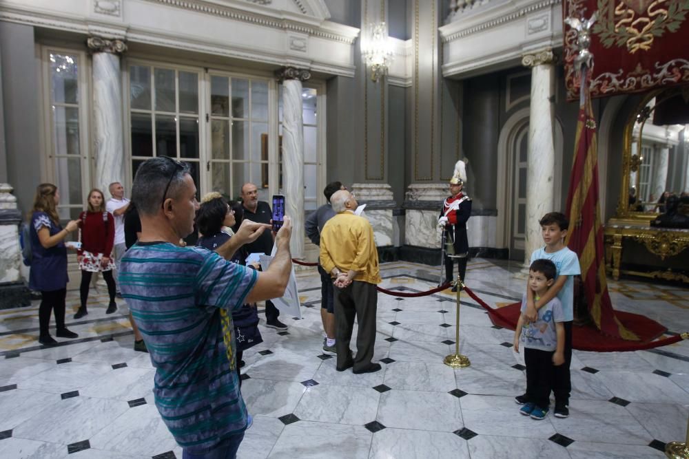 Los valencianos visitan la Real Senyera, expuesta en la sala de cristal