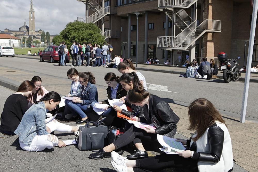 Alumnos se examinan de la PAU en Gijón