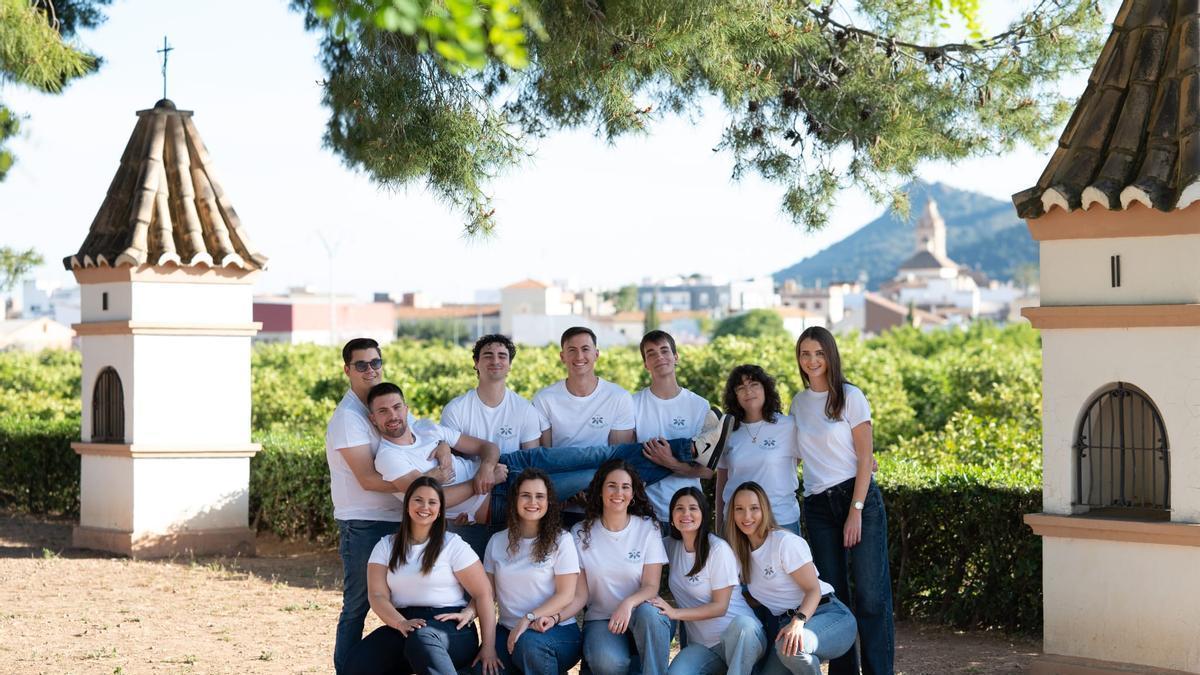 El grupo de doce festeros de Quartell que organizan las fiestas patronales del municipio este año.