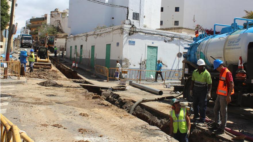 Obras, ayer, de renovación de tuberías de agua potable en la calle León y Castillo de Arrecife, a la altura de las Cuatro Esquinas. A. F.