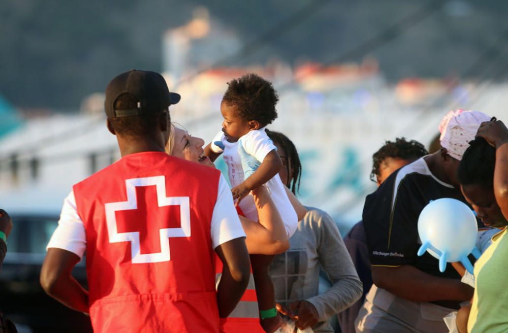 Trasladados a Málaga los ocupantes de una patera rescatada por Salvamento Marítimo