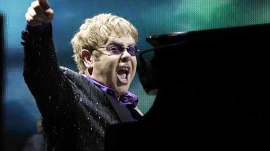 Elton John dará menos conciertos para dedicar más tiempo a su familia