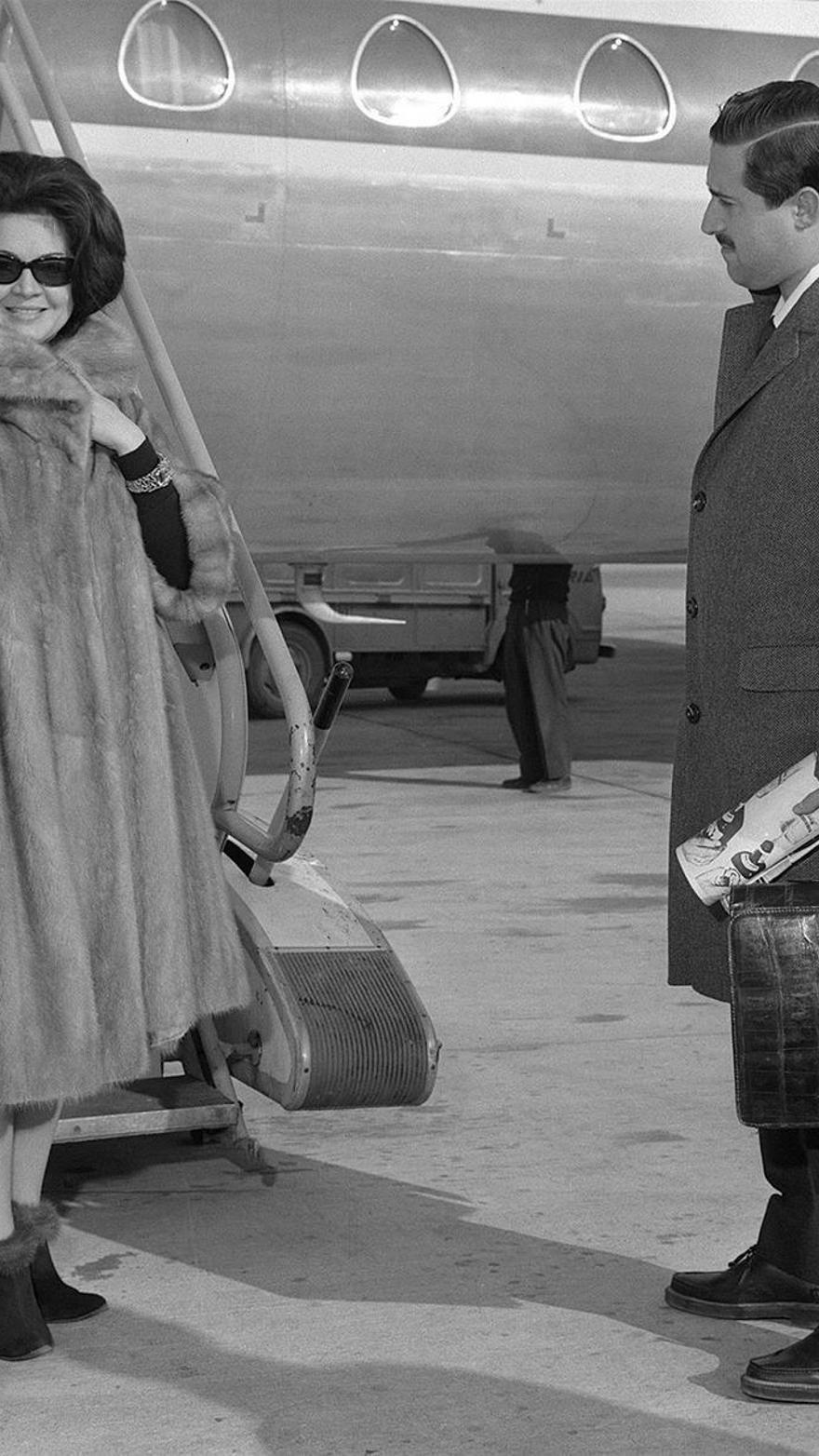 La actriz española Sara Montiel y su segundo marido, el industrial Vicente Ramírez Olalla, con el que se casó en Italia, al regresar de su luna de miel en el aeropuerto de Barajas, en 1954.