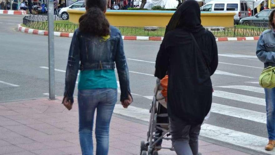 Dos personas extranjeras en la ciudad en una imagen tomada en agosto de 2016.