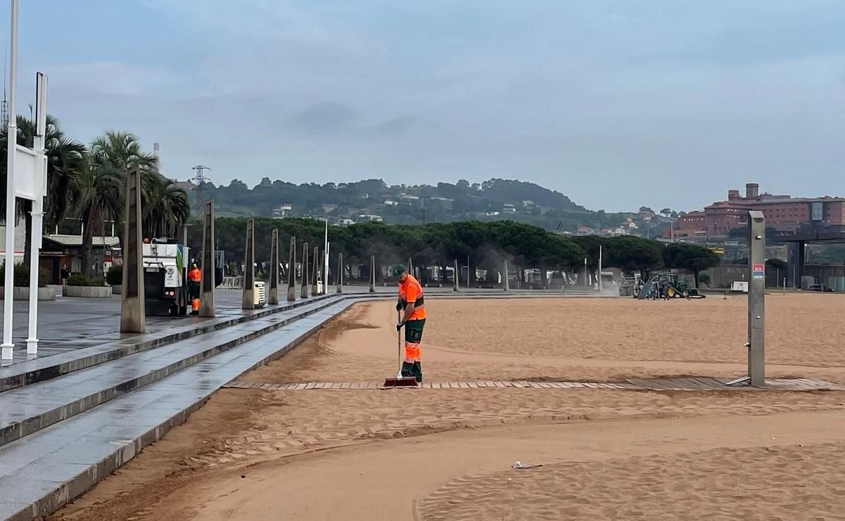 La resaca de la Noche de San Juan en Gijón: 7,4 toneladas de basura recogida (en imágenes)
